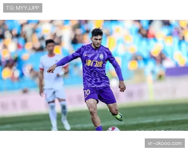 冲突瞬间：上海海港与天津津门虎比赛中双方球员发生争执，主裁出示黄牌